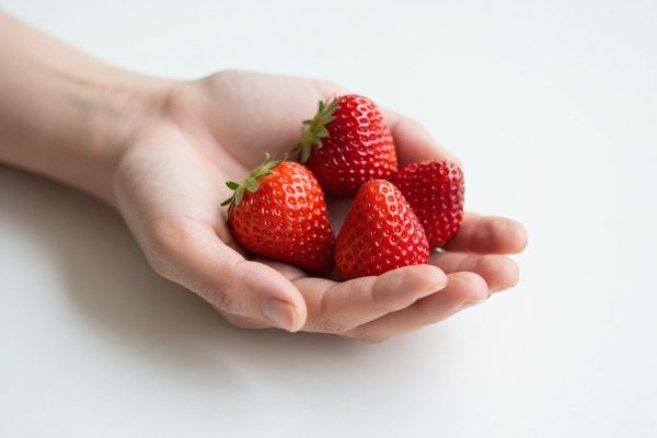 Ile waży truskawka? Garść, kcal, kg w gramach